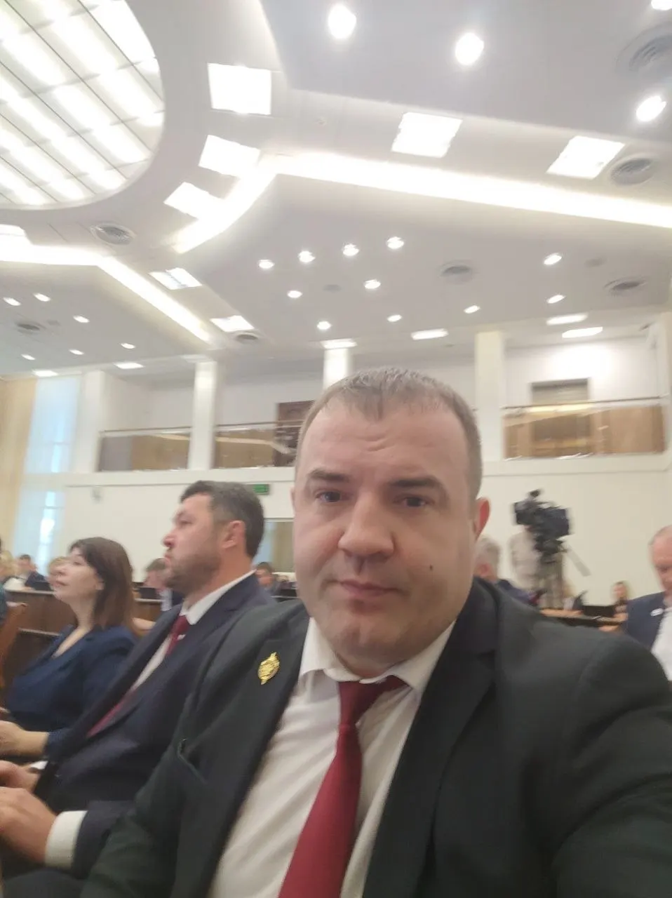 На региональном парламентском заседании рассматривали объединение медицинских учреждений и его влияние на жителей; депутат раскритиковал планы и встретил вызов в этическую комиссию.