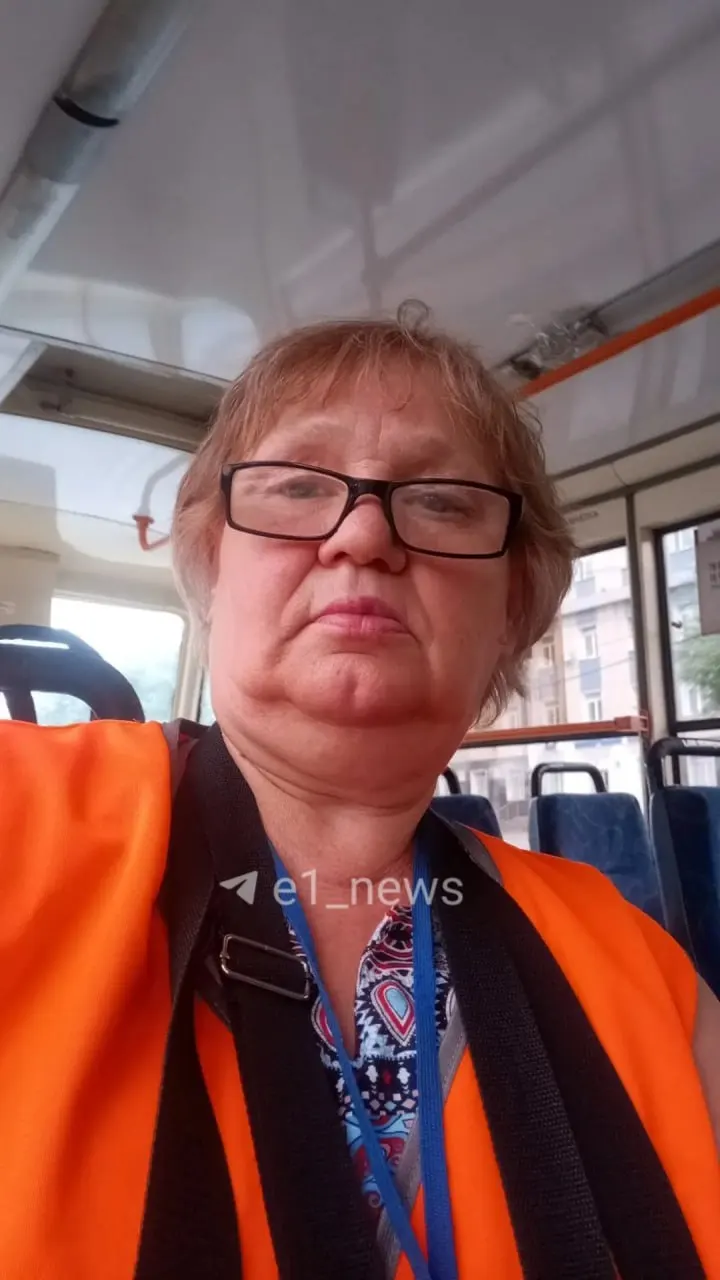 Инцидент произошёл 17 июня: 67-летняя Галина вышла из автобуса, водитель закрыл двери и поехал — она упала на асфальт и потеряла сознание. Три месяца она не могла встать с кровати из-за перелома позвоночника. Работодатель отказывается признавать травму как производственную и возмещать моральный ущерб.