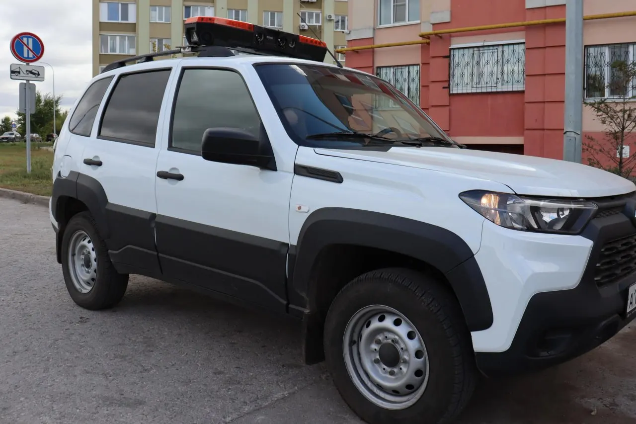Система в реальном времени считывает госномера автомобилей и сверяет их с базой должников. В ходе первого рейда нашли 10 водителей-должников; часть погасила задолженности на месте.