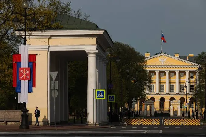 Петербург планирует повысить оклады депутатов и чиновников на 5% в течение трех лет на фоне сокращения расходов по бюджету на образование, здравоохранение и инфраструктуру.