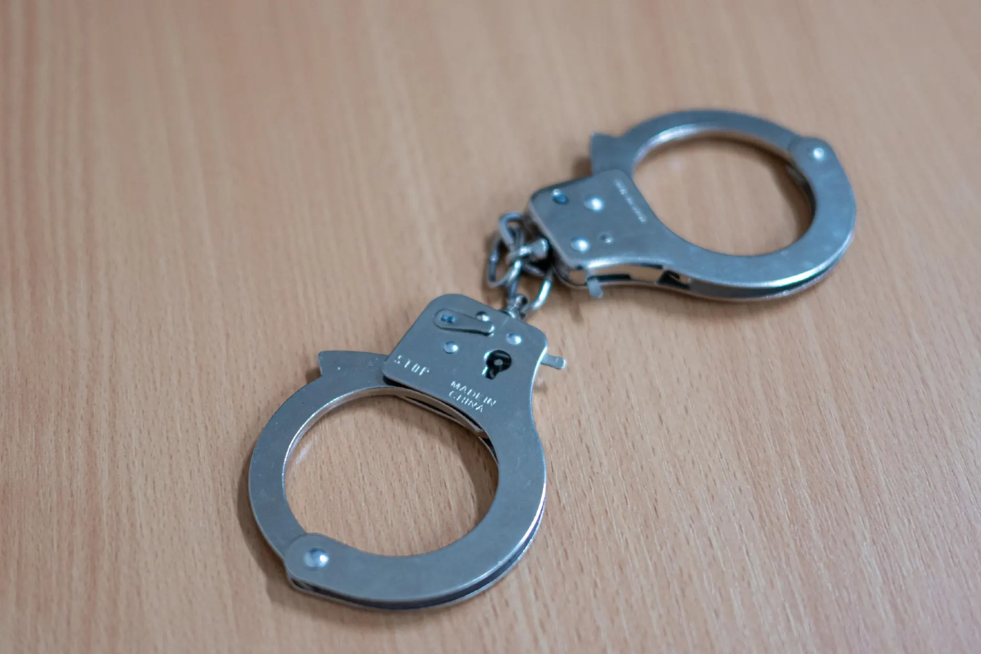 Гуру манипулировал уязвимыми людьми и злоупотреблял доверием; расследование фиксирует преступления в рамках секты.