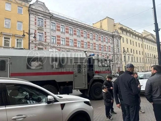 На рынке продолжаются проверки документов, регистрации и миграционного статуса; некоторые участники выражают недовольство ситуацией