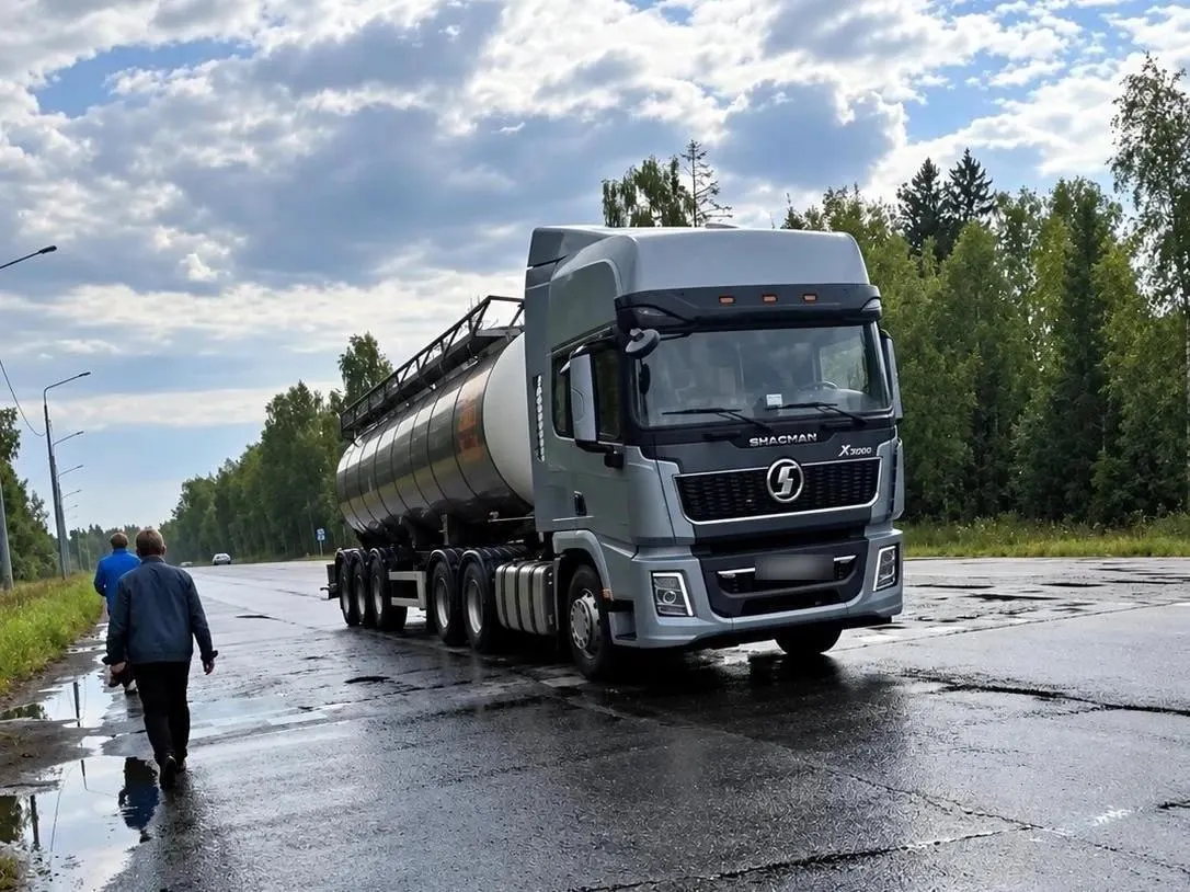 Жители района Кузилово, Шеломки и близлежащих населённых пунктов обратились к Народному фронту с просьбой обустроить пешеходную зону и остановку у поворота на Кузилово.