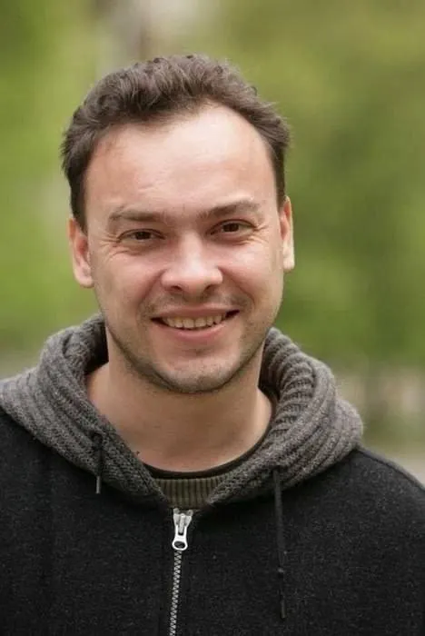 Адвокат не увидел тело Александра Кондратова в больнице и не получил документ о смерти из-за отсутствия доверенности. Раскрытие обстоятельств вызывает вопросы о порядке уведомления близких и условиях госпитализации.