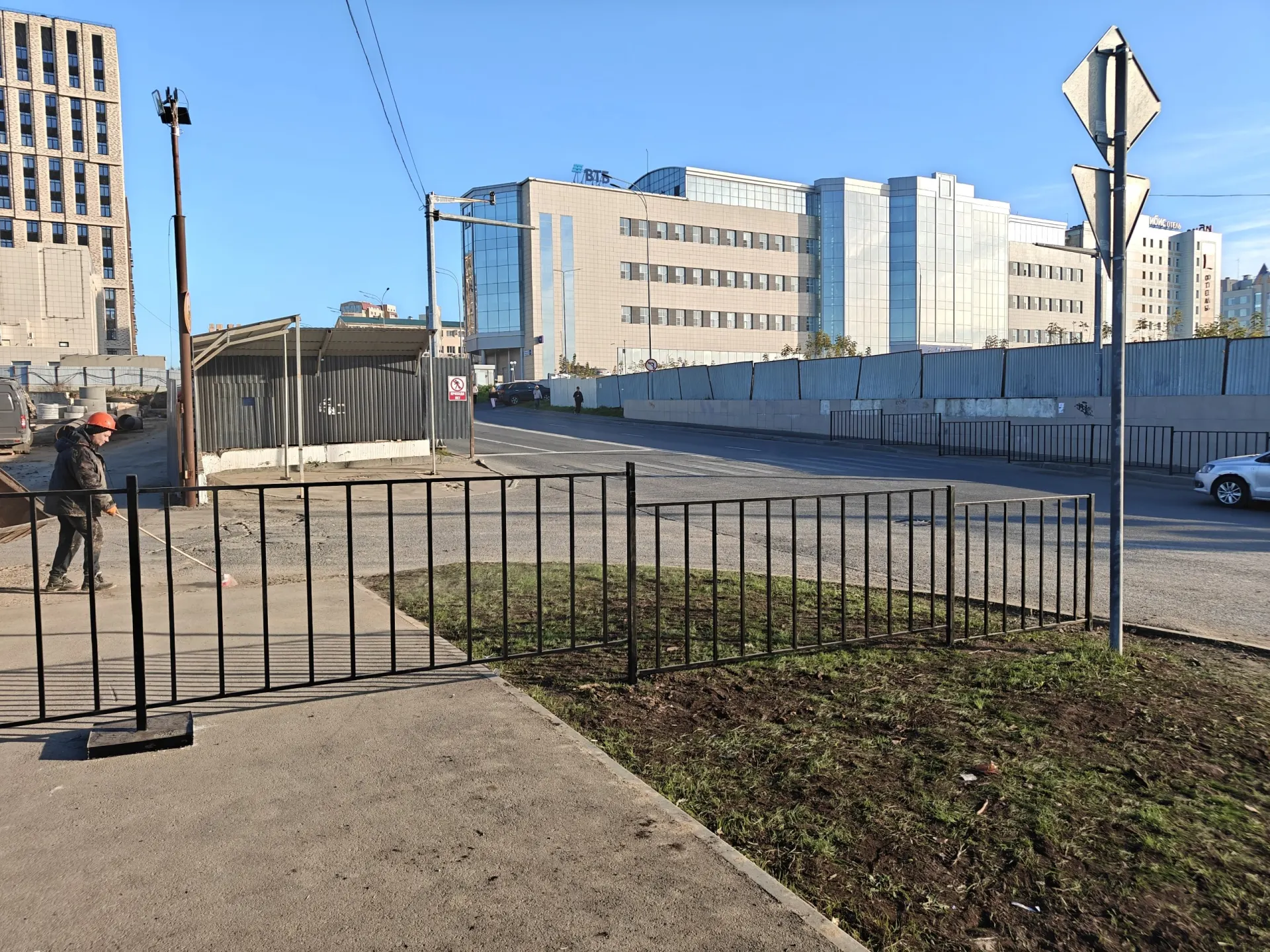 Стройплощадка у ТРЦ «Каскад» вынуждает горожан обходить по проезжей части.