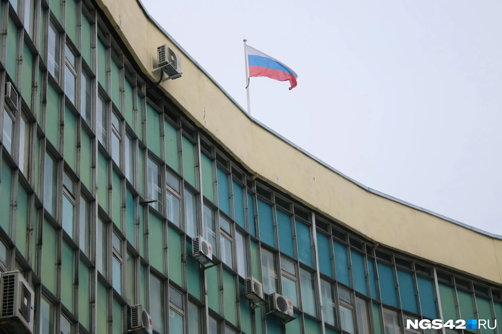 Муниципалитет просит у губернатора помощи: бюджету города не хватает десятков миллиардов рублей на зарплаты, работу школ, общественный транспорт и инфраструктуру.