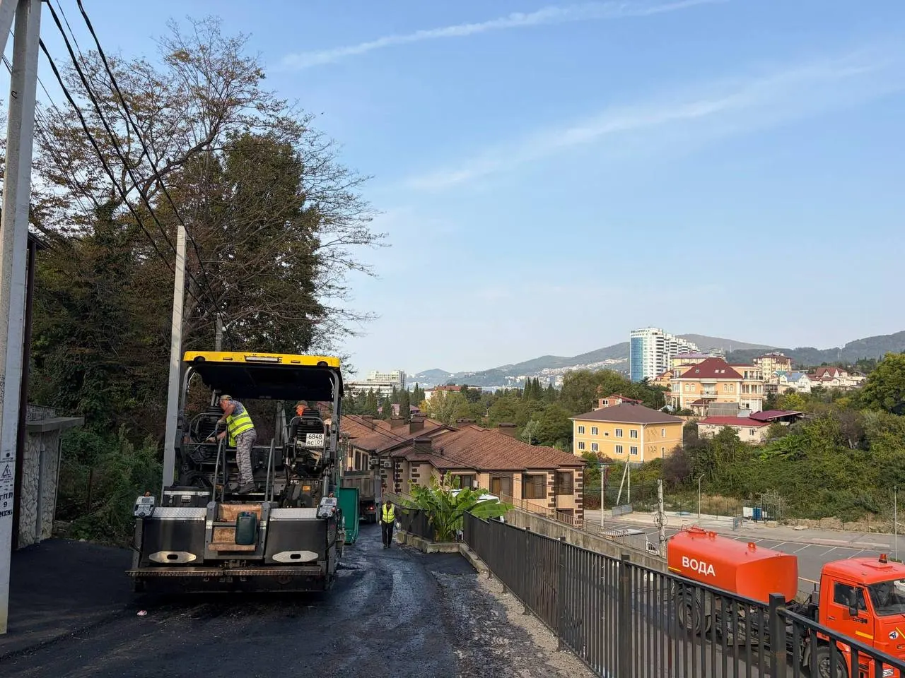 В Адлере стартовали работы по обновлению дорожного покрытия на улицах Ленина и Каспийской по запросам местных жителей.