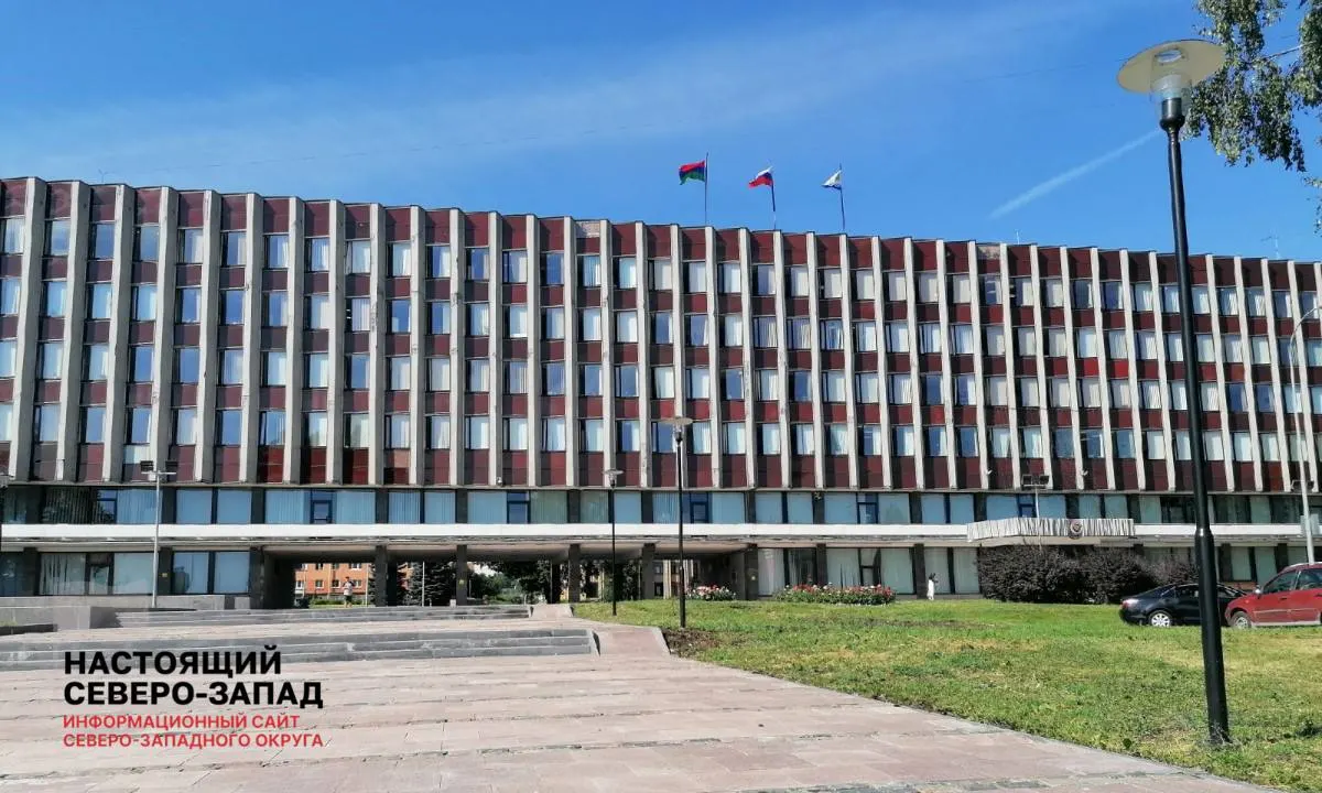 Обсуждают повышение базовых окладов мэра, председателя горсовета и сотрудников администрации с перераспределением надбавок и премий.