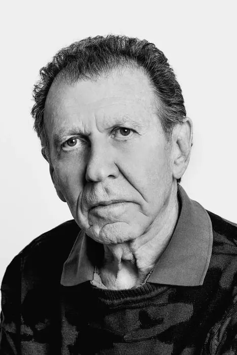 Михаил Ройзен посвятил сцене 47 лет и стал любимым лицом зрителей в многочисленных постановках для детей и взрослых.