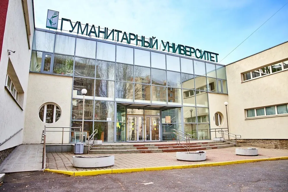 Горожане выступили против смены назначения участка рядом с гуманитарным университетом и требуют сохранить территорию под социально значимые объекты; власти уверяют в законности изменений и соответствии генплану.