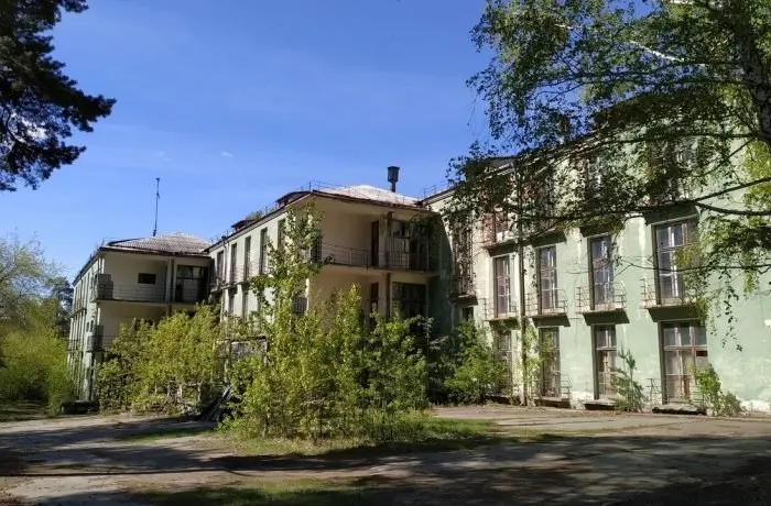 Расследование о забытом лабораторном комплексе на Урале, где учёные из ГУЛАГа и Германии работали над советским ядерным проектом и изучали радиоэкологию.