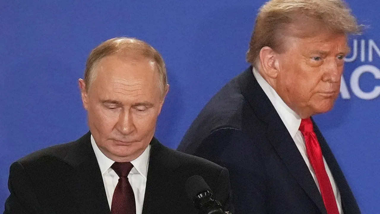 Лидер США анонсировал телефонный разговор с Владимиром Путиным на фоне сообщений о смерти лаборантки и запроса ВОЗ на документы.
