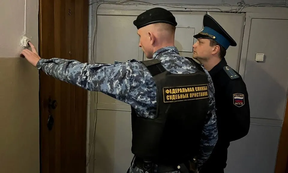 57-летняя местная жительница накопила задолженность в 516 тысяч рублей; арестовали её квартиру в Нагорске, однако долг погасили в тот же день вместе с исполнительским сбором.