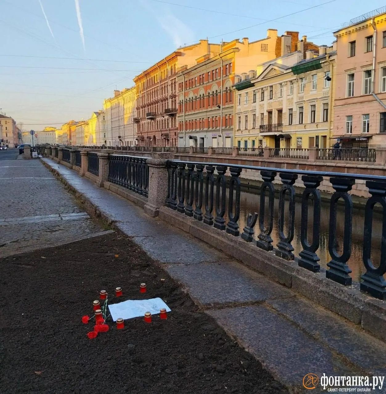 На месте срубленного дерева появился мемориальный знак: свечи, цветы и объявление о возрасте дерева. По словам очевидца, дереву было 115 лет.