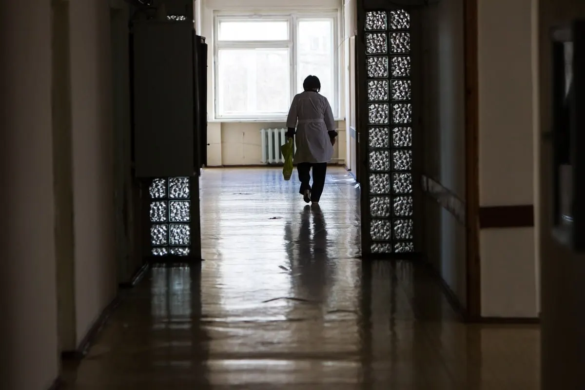 Две семьи рассказали о случаях в санатории: девочке с ДЦП пришлось уйти после приступа эпилепсии, а 12-летнего школьника ударил старший мальчик.