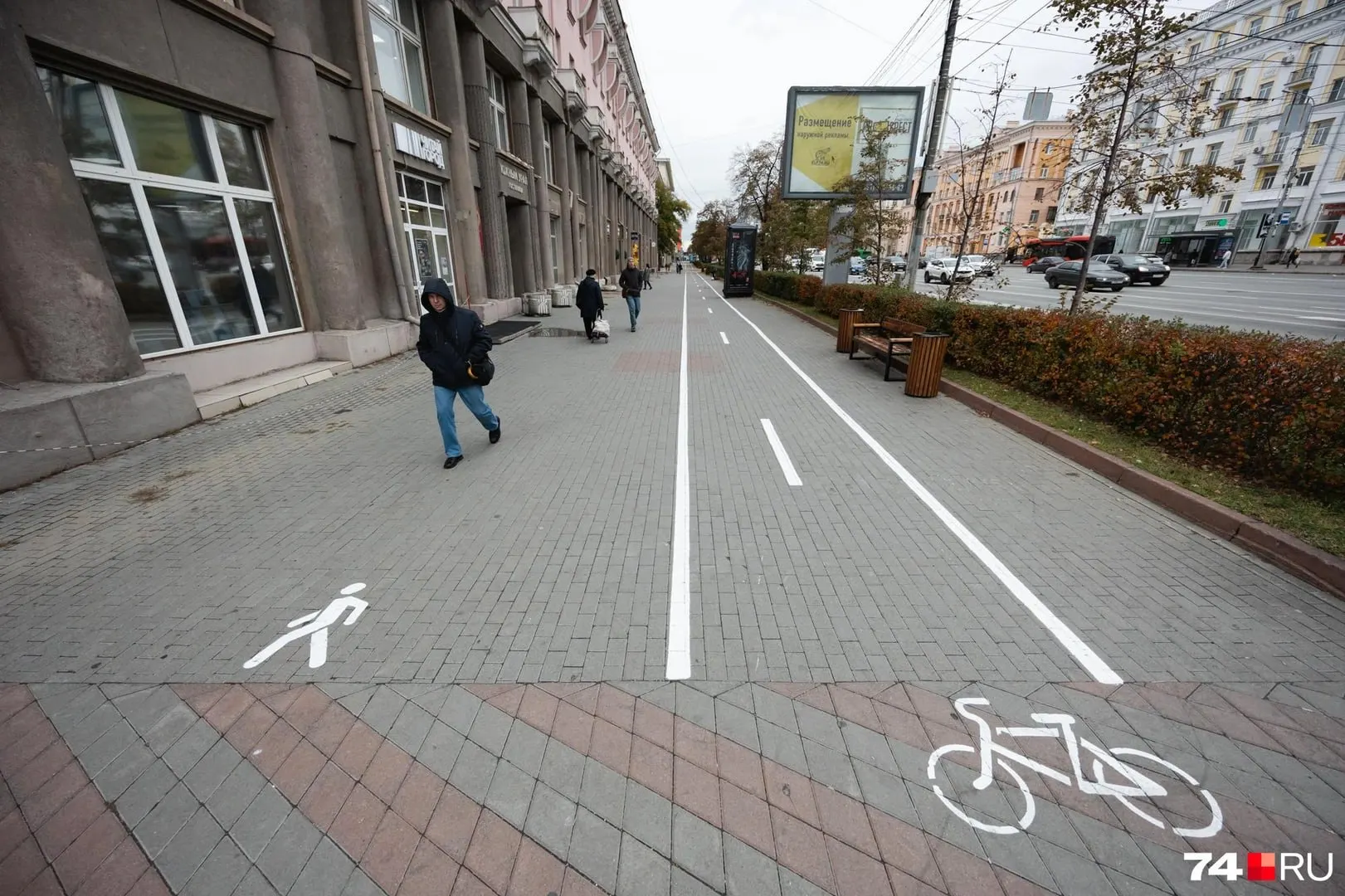 В центре города появилась новая велодорожка, вызывая вопросы у пешеходов и велосипедистов. Разметку нанесли за счёт операторов кикшеринга, продолжается развитие веломаршрутов по центру.
