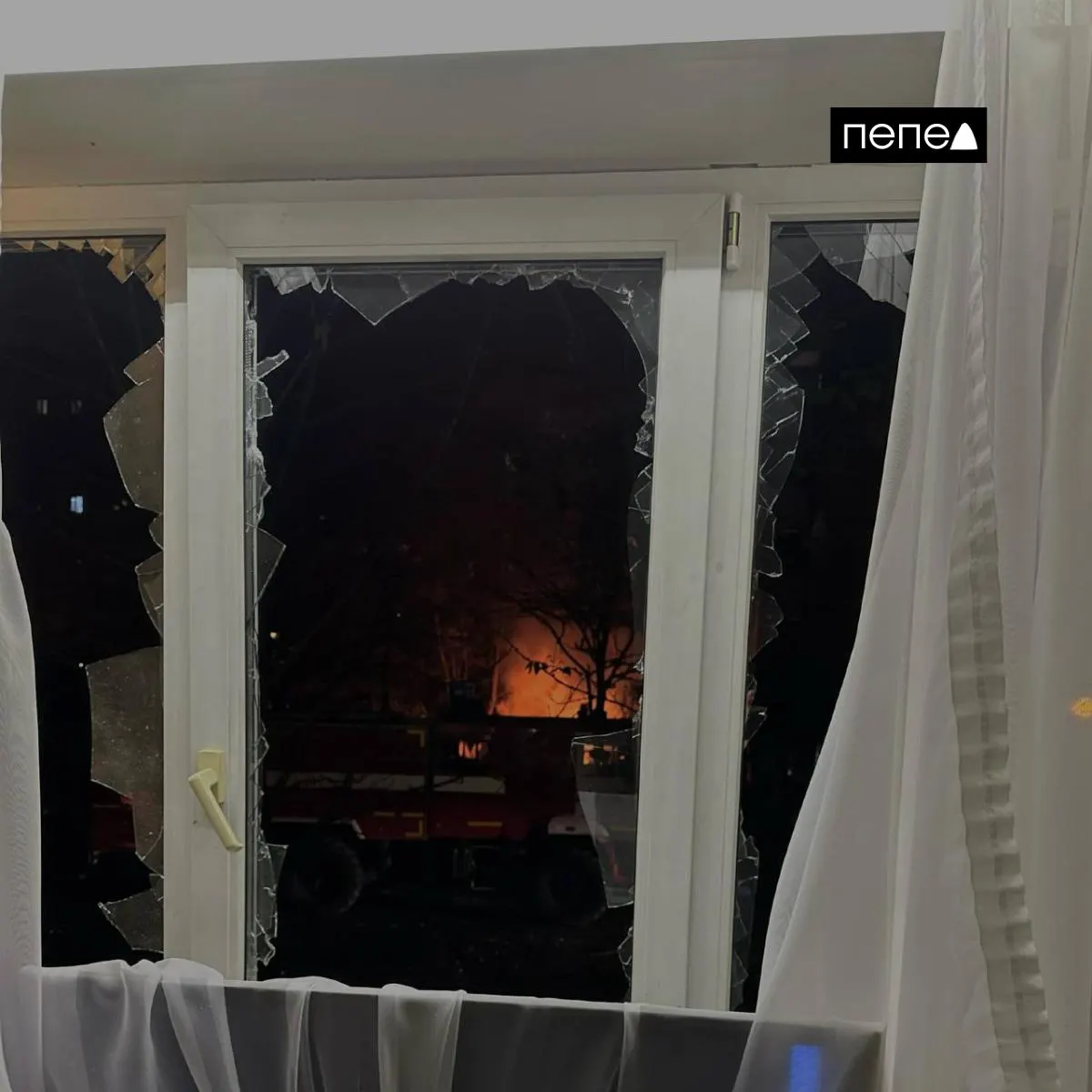 В Белгороде семья рассказала о последствиях падения беспилотника: повреждены стены и окна, 11-летний ребёнок пострадал и сейчас в реанимации, волонтёры помогают с уборкой.