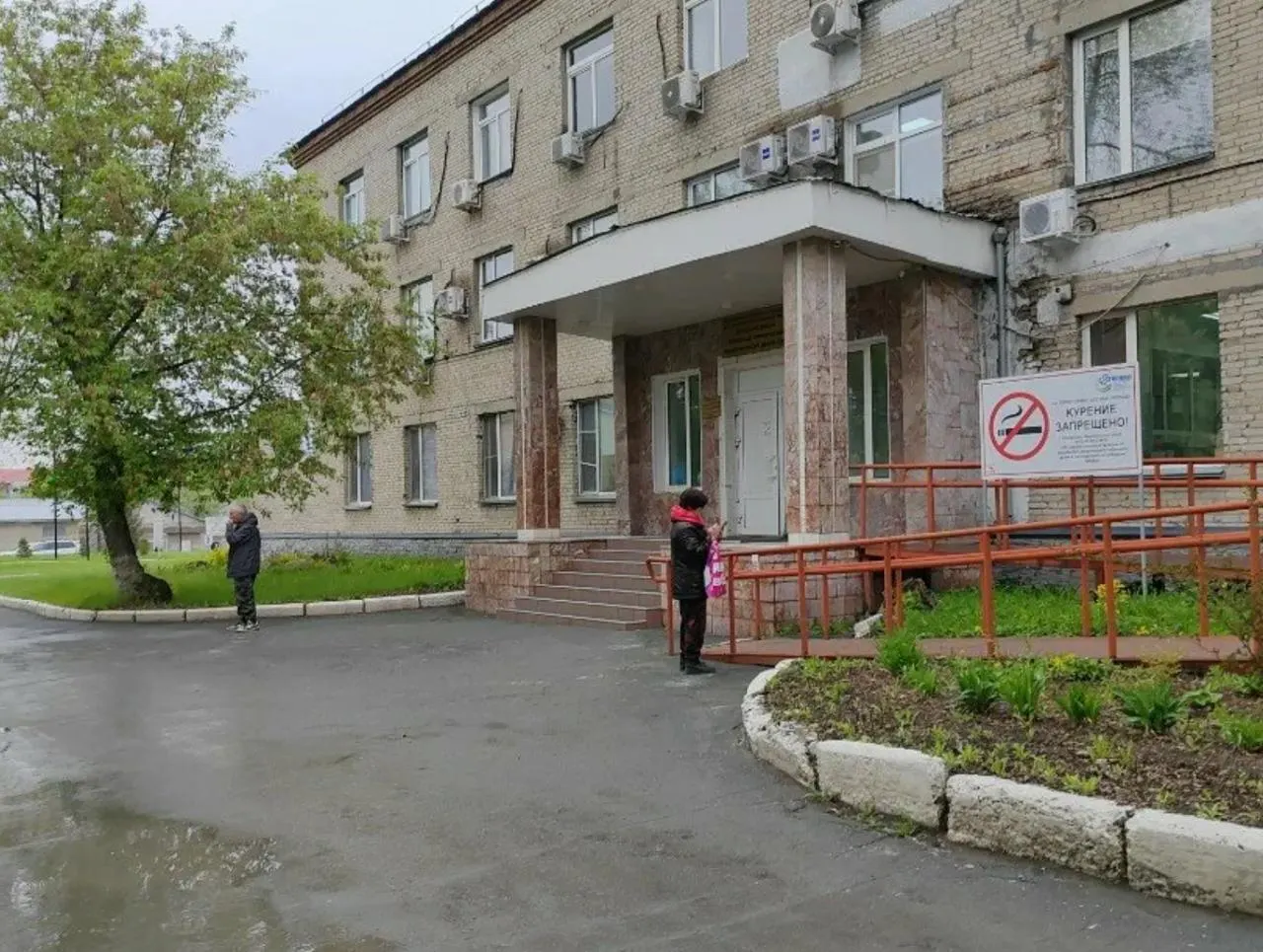 Проверка Росздравнадзора выявила нарушения в документации и задержки в диагностике пациентов; суд вынес руководству учреждения предупреждение.
