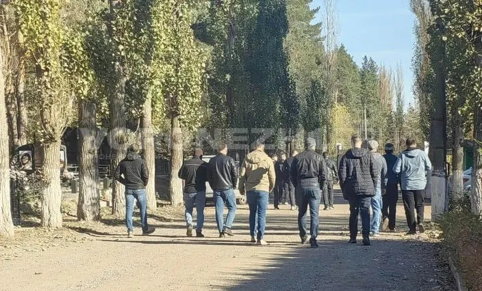 После утраты лидера сторонники обсуждают, как жить и работать в новых условиях; на месте прощания у храма возле кладбища работают полицейские и сотрудники МЧС.