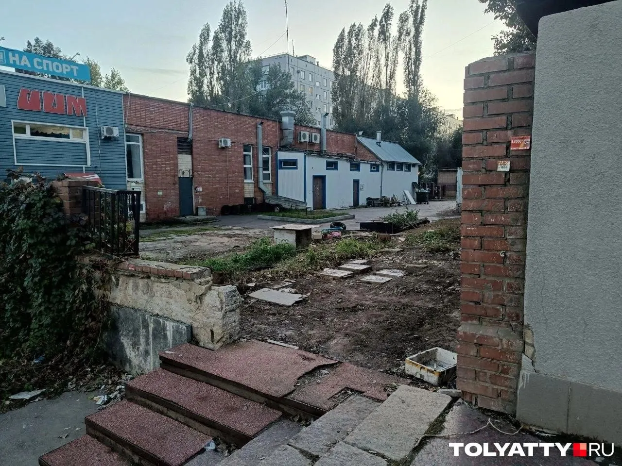 Маленькую пекарню в Автозаводском районе снес бульдозер; на пустыре жители могут увидеть новый объект — пивной бар.