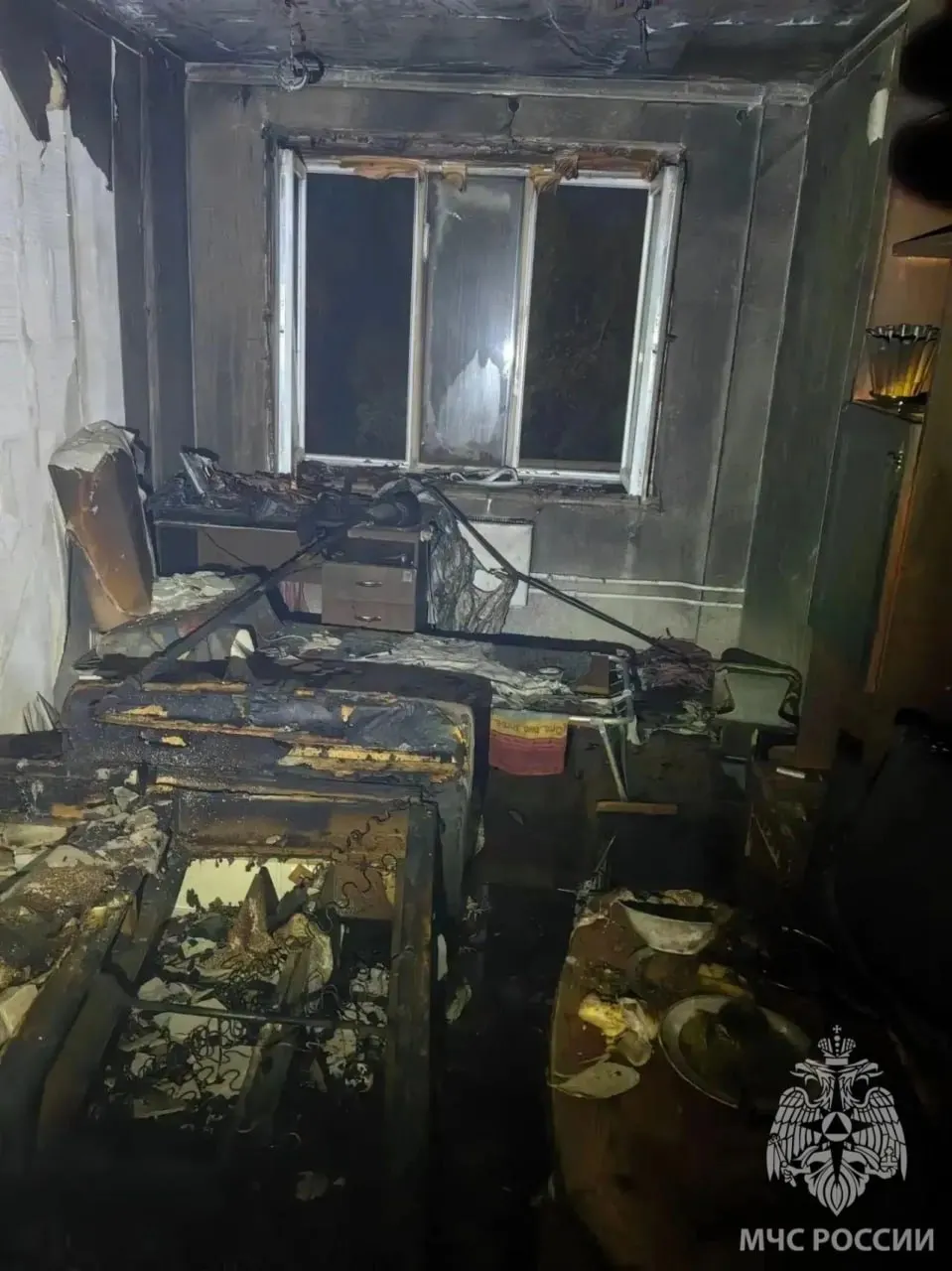 Пожар в жилом доме на улице Луначарского: погиб мужчина. 32 человека были эвакуированы, среди них семь детей. По предварительным данным, причиной возгорания стала неосторожность при курении.