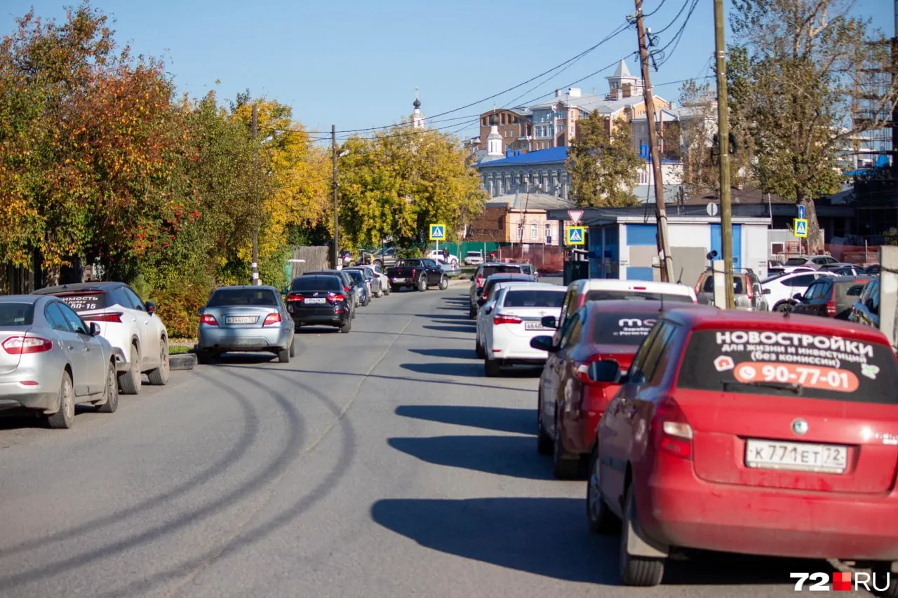На участке от Герцена до Камышинской автомобилисты жалуются на нехватку мест и парковку вдоль дороги, что затрудняет движение.