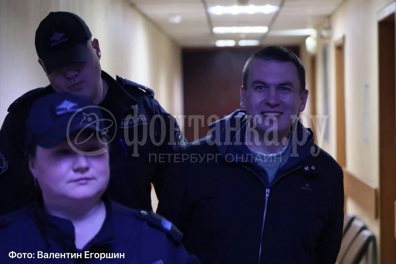 Подсудимый по делу о военных фейках доставлен в Приморский районный суд Санкт-Петербурга; перед заседанием он похвалил условия содержания.