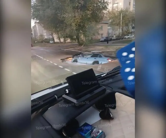 Из-за аварии на водопроводной линии временно прекращена подача холодной воды в части города; ведутся ремонтные работы.