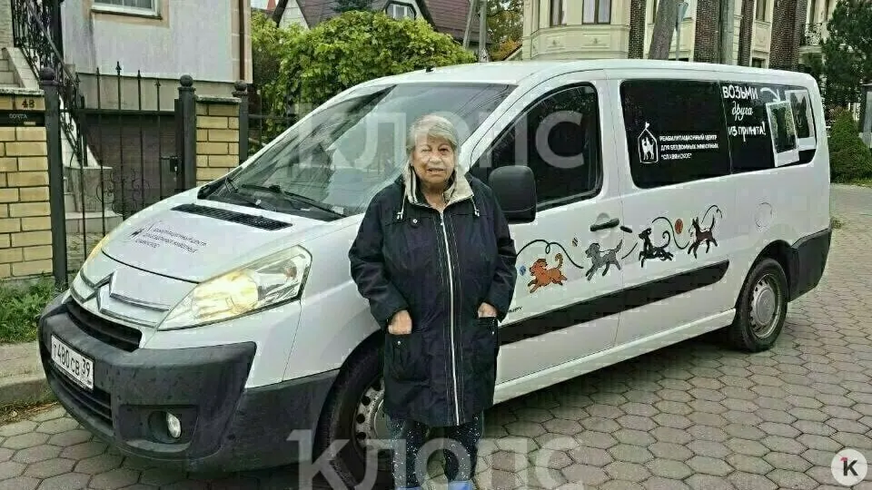 Калининградская женщина передала приюту для животных автомобиль, который ранее принадлежал её покойной дочери, чтобы облегчить работу волонтёров и перевозку необходимых вещей.
