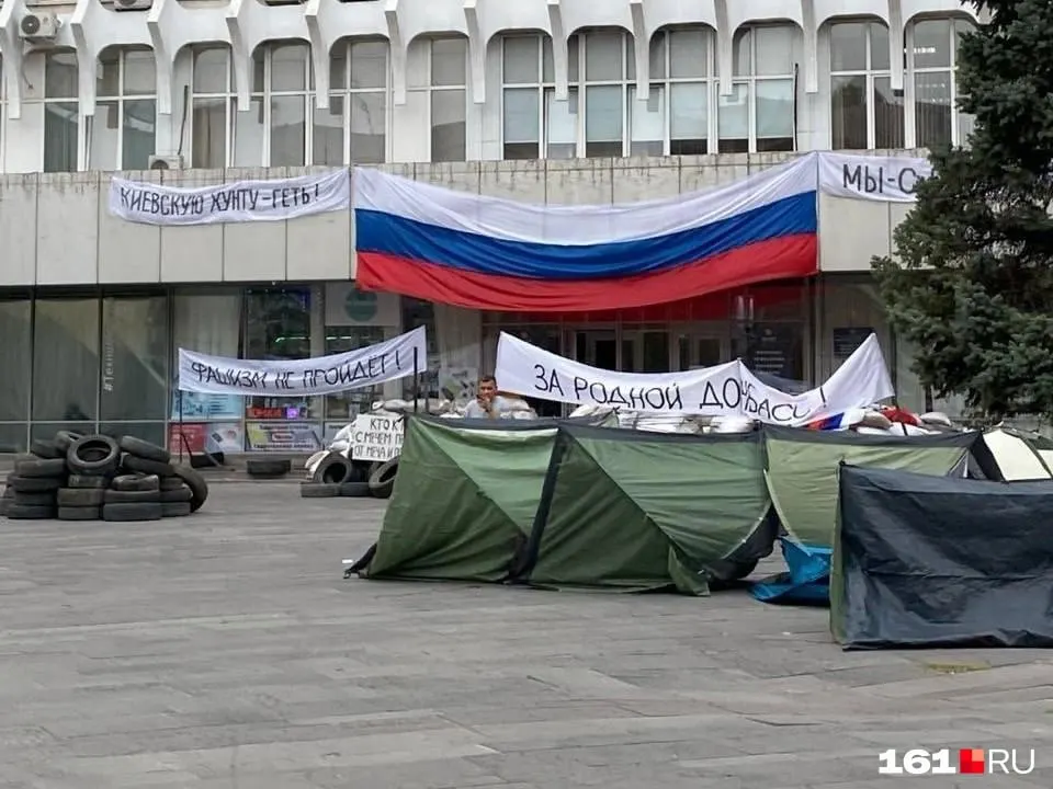 Съёмочная площадка у Дома профсоюзов — это декорации к проекту о событиях весны 2014 года на Донбассе.