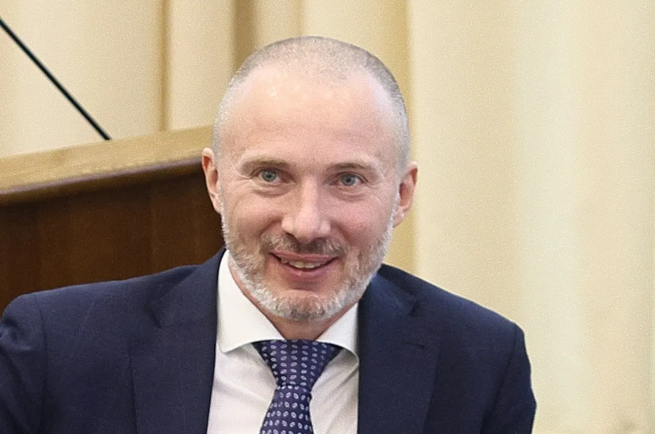 На круглом столе Совета Федерации обсудили патриотическое воспитание и ценности ко Дню народного единства; участники критиковали формат акции и отметили слабый интерес молодежи.