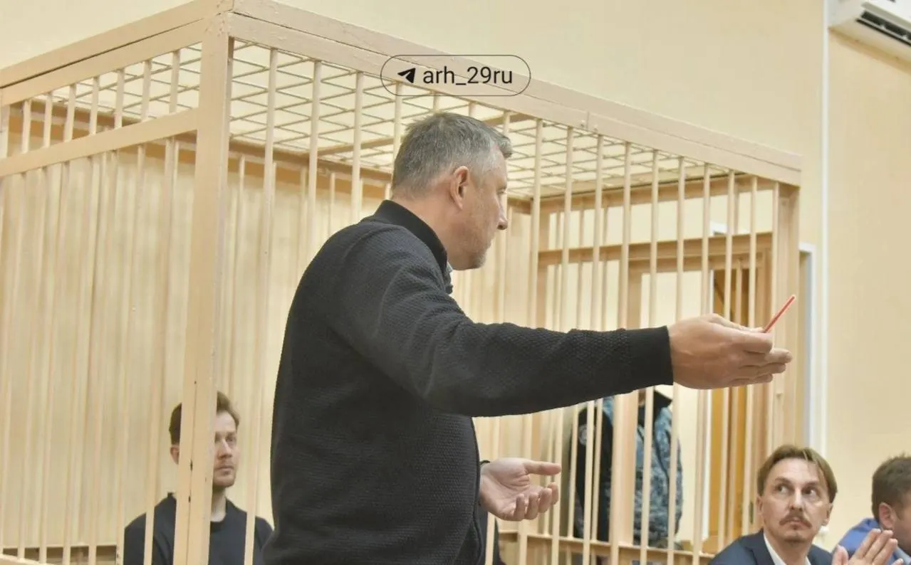 Защитник экс-министра назвал мотивы благотворительными; суд продлил арест до 2 декабря. Следующее заседание назначено на 9 ноября.