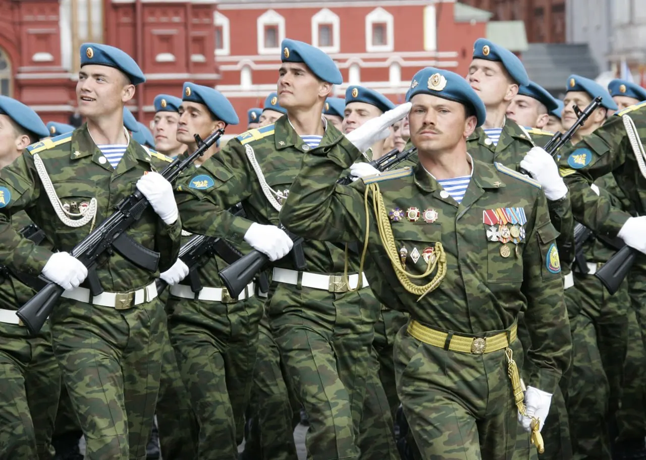 Студентов приглашают для сверки данных и возможной мобилизации, обещают списать долги и изменить условия обучения, вызывая тревогу среди студентов.