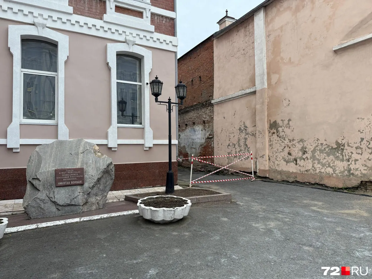 К памятной дате доступ к мемориалу открыт до вечера — тюменцы могут почтить память жертв репрессий.
