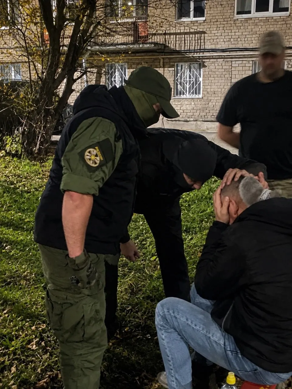 Добровольная дружина ветеранов СВО провела ночной обход города, провела профилактические беседы и опровергла обвинения в принудительном подписании контрактов.