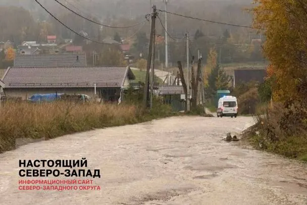 Дорога протяжённостью 200–300 метров у деревни Михайловская покрыта ямами и просадками; ремонт откладывается властями.