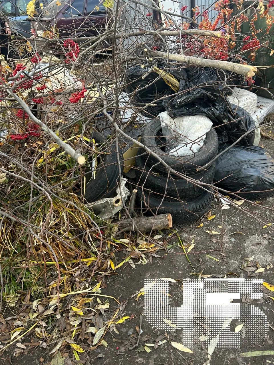 Жители Октябрьского жалуются на задержку вывоза крупногабаритного мусора и отсутствие ответов от оператора после выборов.
