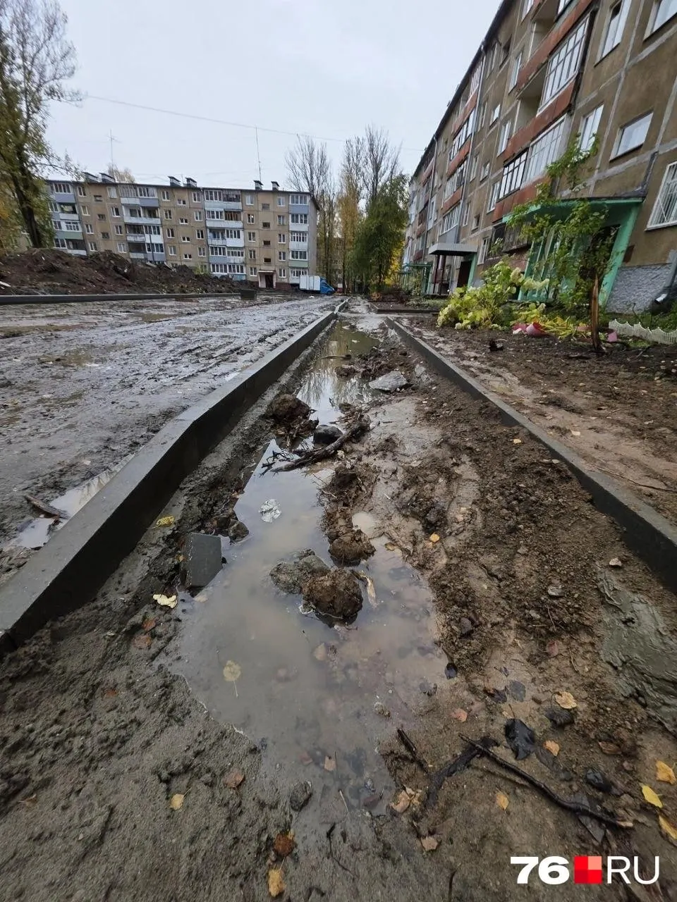 После раскопок во дворе остаются бордюры, грязь и горы земли; власти извинились и пообещали продолжить работы до конца октября.