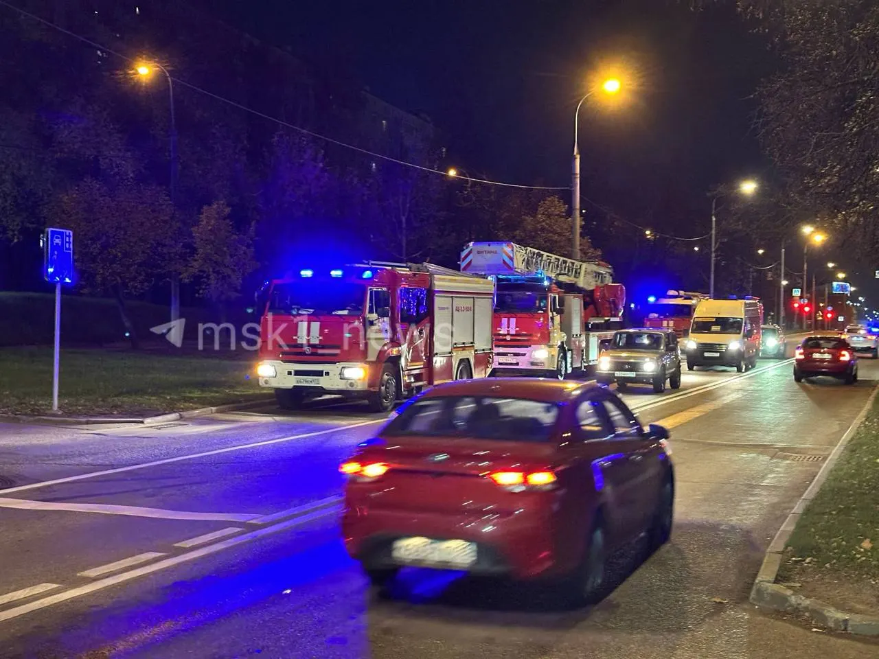 В жилой квартире произошёл крупный пожар: погиб один человек, 40 жильцов эвакуированы, 6 спасены; площадь возгорания около 45 кв.м.