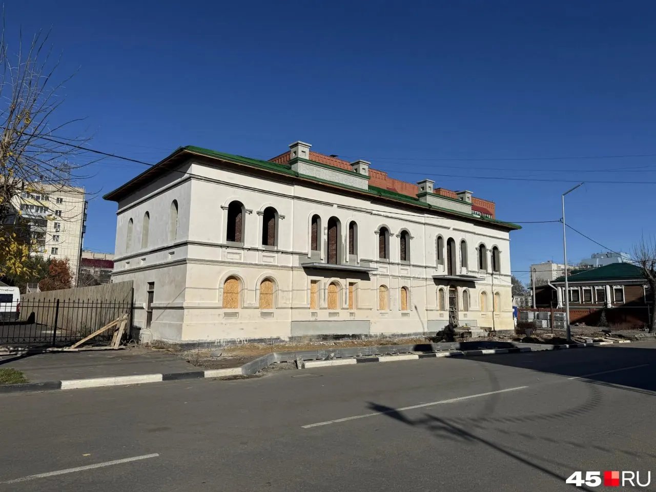 Историческое здание восстанавливают с сохранением архитектурных черт после выкупа у прежнего владельца.