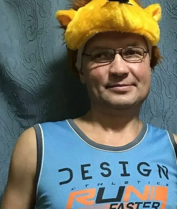 Семья и близкие выражают обеспокоенность возможным принуждением к контрактной службе; у мужчины есть хронические проблемы со здоровьем, он воспитывает троих детей.