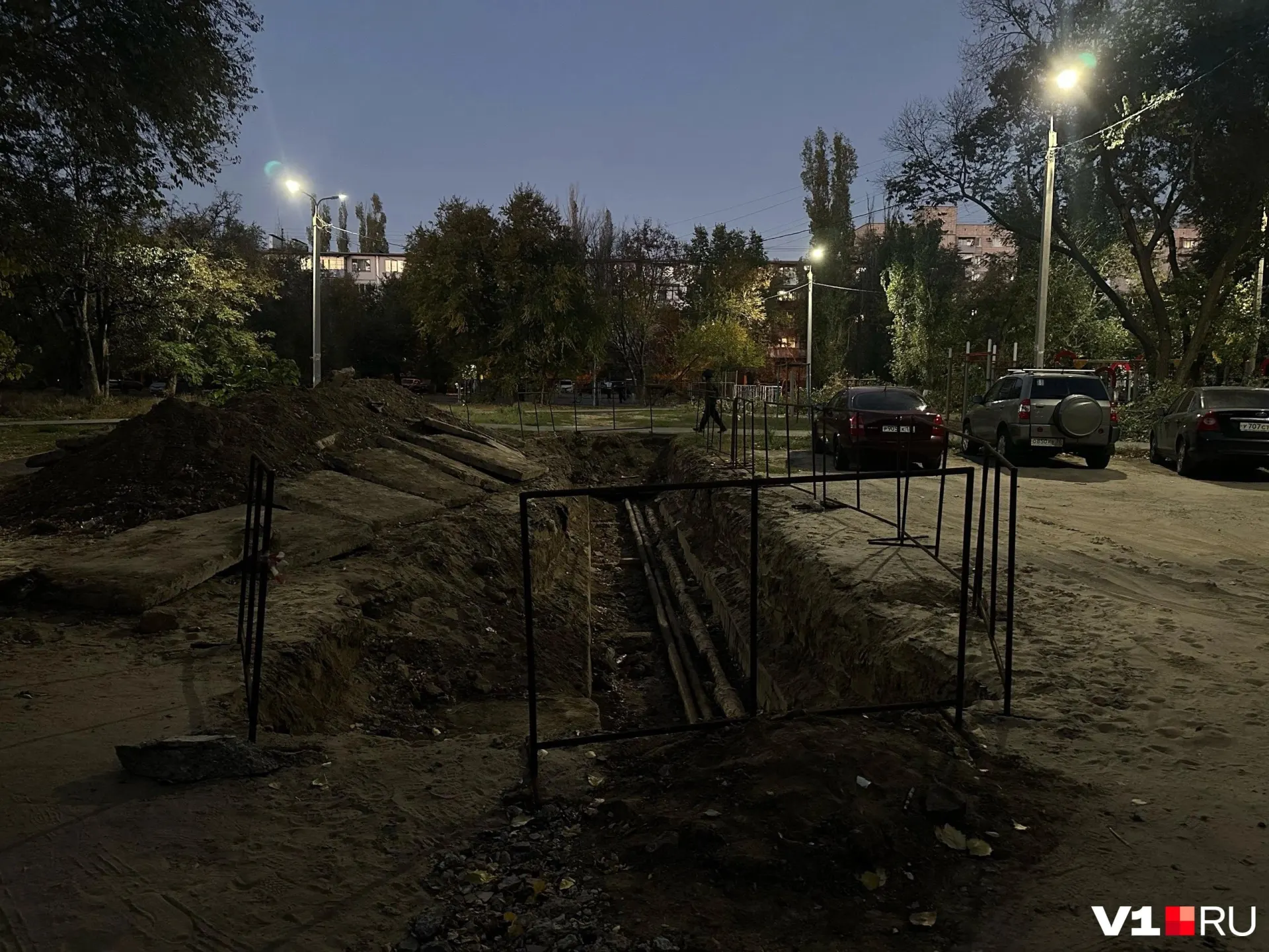 Открытая траншея без ограждений на протяжении почти двух недель стала причиной обеспокоенности: дети рискуют травмами, требуются меры безопасности.