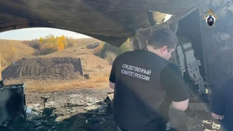 Ночной пожар на пруду Золотая Рыбка уничтожил два вагончика и автомобиль; в одном из вагончиков найден погибший мужчина. Расследование ведётся по статье о преднамеренном поджоге.