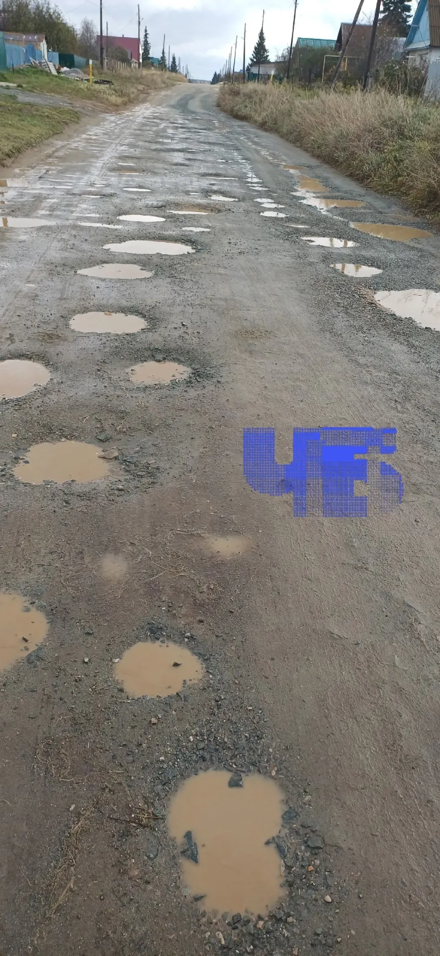 Жители улицы Дзержинского в селе Воскресенское жалуются на бездействие властей по ремонту разбитой дороги и сообщают, что сами выравнивают и засыпают ямы.