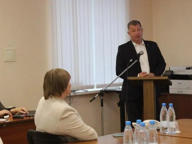 Уроженец Тюмени Василий Сизиков задержан по подозрению в получении взятки в крупном размере; он содержится под стражей.