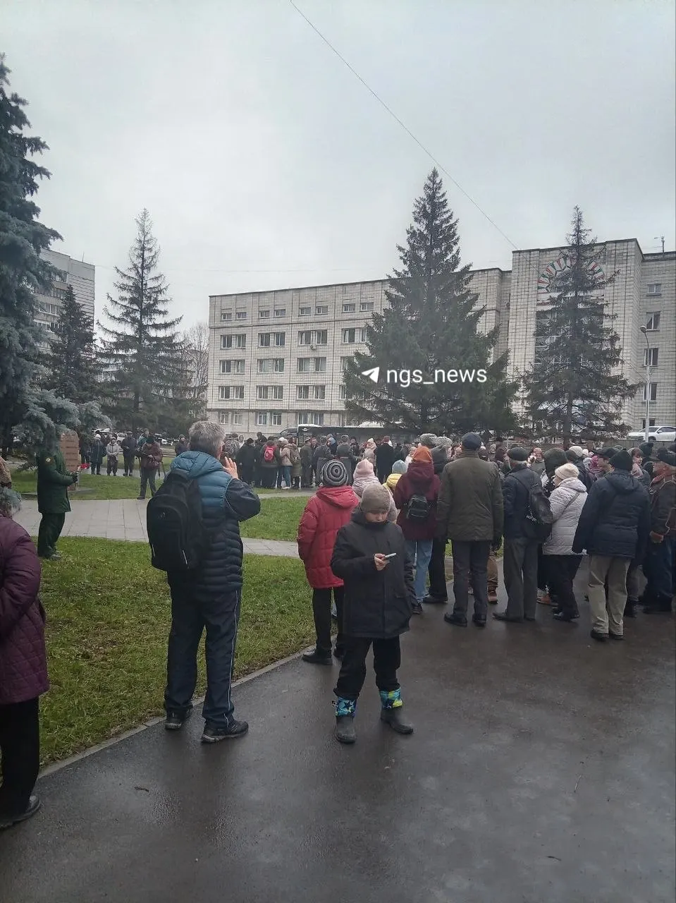 Новый общественный сквер на улице Демакова открылся в нижней зоне Академгородка.