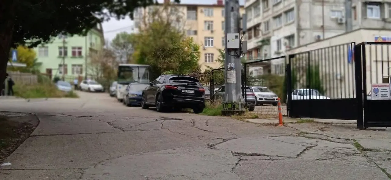 Из-за запущенной дороги в переулке Тенёвом жители вынуждены ежедневно рисковать, потому что ремонт не проводился более 20 лет.
