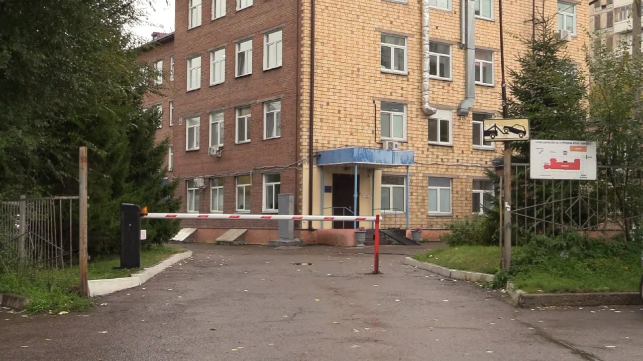 Очевидцы утверждают, что роженица родила в коридоре роддома №2 после доставки на скорой именно туда, а не в ближайший №6. Медики заявили, что экстренные роды приняли в приемном зале на каталке; Минздрав назвал ситуацию штатной в рамках установленной маршрутизации.