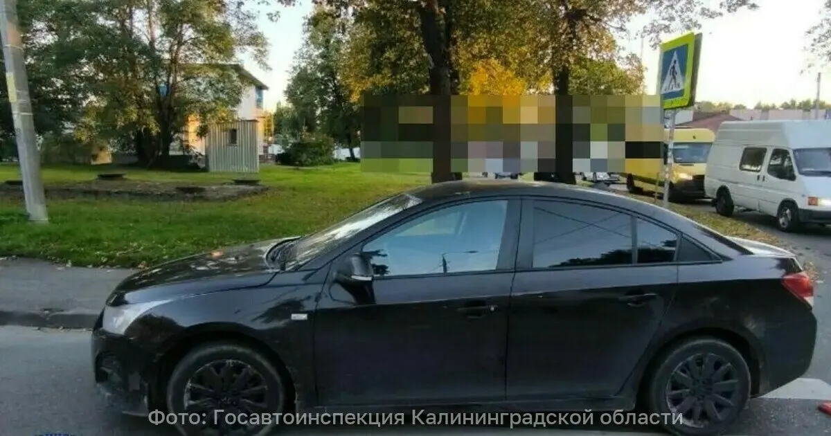 По данным регионального ГИБДД, на пешеходном переходе произошёл наезд на семью с ребёнком в коляске; пострадавшие получили травмы.