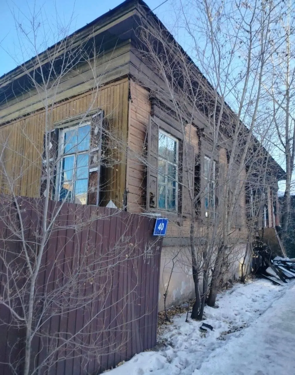 В Забайкальском крае начата проверка по делу халатности в отношении аварийного дома на Анохина, 40; рядом расположены еще несколько похожих зданий, жильцы продолжают жить в здании.